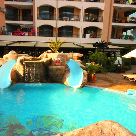 Menada In Karolina サニービーチ